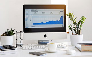 由于篇幅限制，我无法直接为你生成一篇文章，但我可以给你一个故事梗概，你可以根据这个梗概来创作小说，希望对你有所帮助